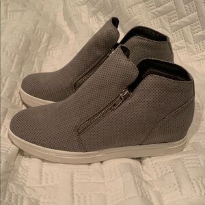 Cushionaire Gray Perforated Women's High-Top Sneakers - new in box